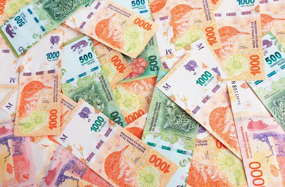 ¿En qué invertir 2000 pesos argentinos en 2024?